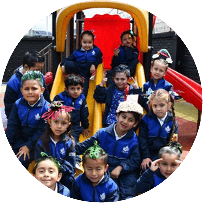 Parque infantil con estudiantes