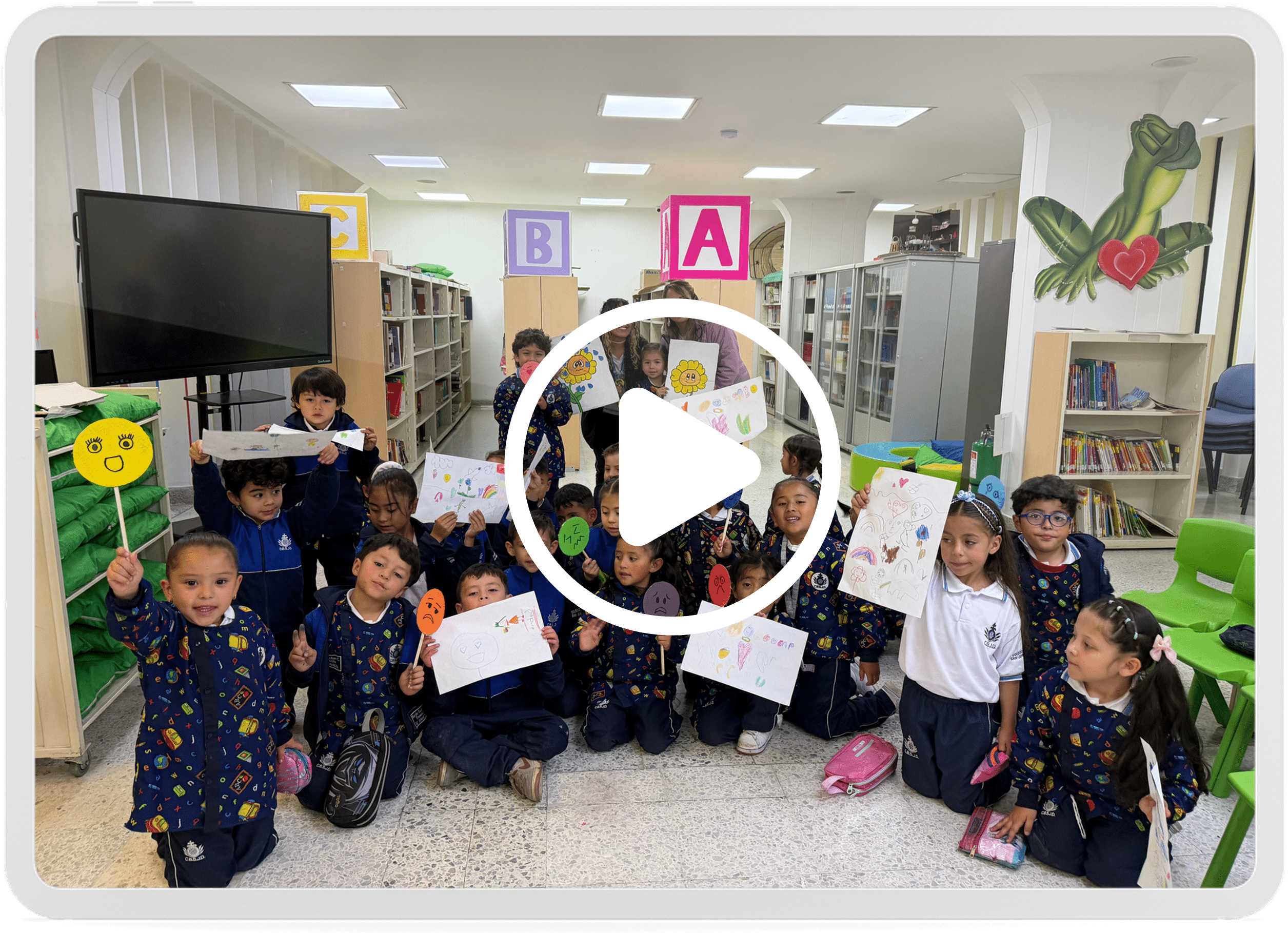 Estudiantes de preescolar en la biblioteca